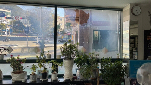 볼링공으로 깨진 유리창[부산경찰청 제공]